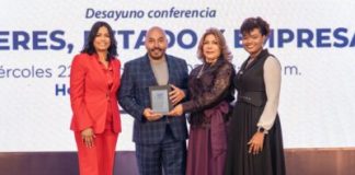 anmepro-reconoce-a-lupillo-rivera-por-su-compromiso-con-el-empoderamiento-femenino-en-republica-dominicana