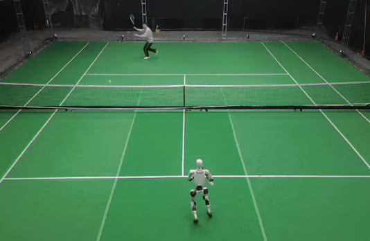 Robot humanoide aprende a jugar tenis en solo 5 horas y sorprende al mundo tecnológico robot-humanoide-aprende-a-jugar-tenis-en-solo-5-horas-y-sorprende-al-mundo-tecnologico