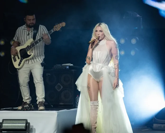 rose-elena-debuta-con-exito-en-republica-dominicana-con-concierto-en-el-teatro-la-fiesta