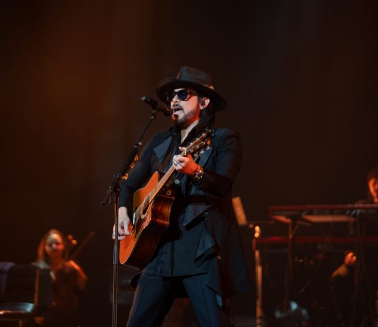 Beto Cuevas convierte el Teatro Nacional en una noche de nostalgia y rock íntimo beto-cuevas-convierte-el-teatro-nacional-en-una-noche-de-nostalgia-y-rock-intimo