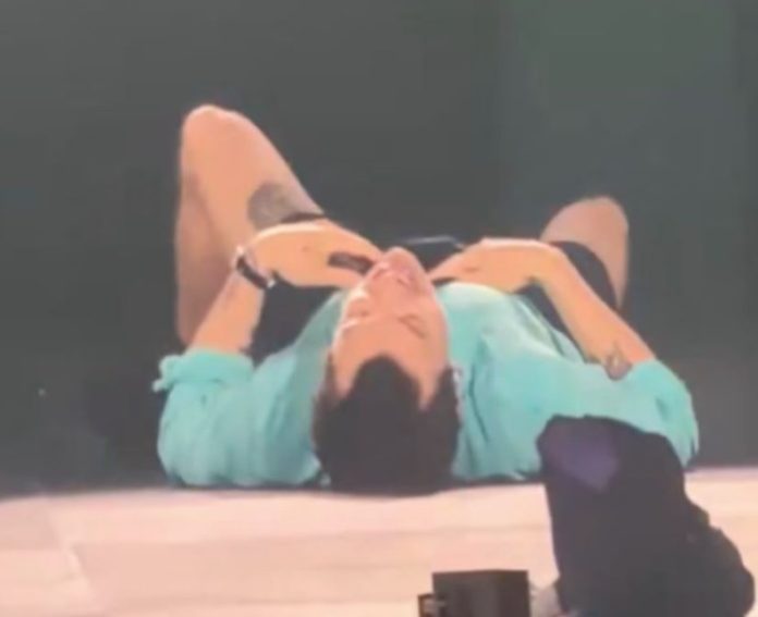 harry-styles-se-desploma-durante-concierto-en-wembley-en-medio-de-la-ola-de-calor