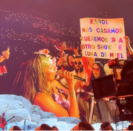 karol-g-sorprende-a-recien-casados-con-viaje-a-paris-durante-inicio-de-su-gira karol-g-sorprende-a-recien-casados-con-viaje-a-paris-durante-inicio-de-su-gira