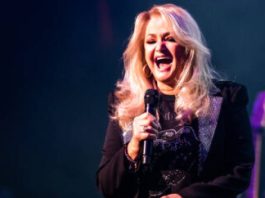 Miles de personas despiden a Bonnie Tyler antes de su funeral miles-de-personas-despiden-a-bonnie-tyler-antes-de-su-funeral
