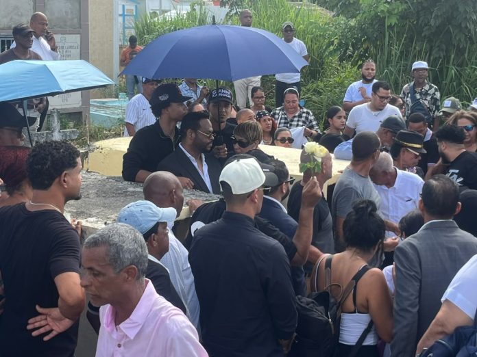 video:-sepultan-a-esposa-de-oro-duro-en-el-cementerio-cristo-salvador;-yiyo-sarante-asiste-al-sepelio video:-sepultan-a-esposa-de-oro-duro-en-el-cementerio-cristo-salvador;-yiyo-sarante-asiste-al-sepelio