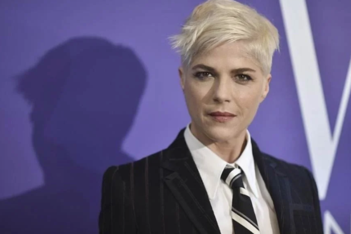 selma-blair-habria-intentado-abrir-la-puerta-de-un-avion-y-agredir-a-auxiliares-de-vuelo selma-blair-habria-intentado-abrir-la-puerta-de-un-avion-y-agredir-a-auxiliares-de-vuelo