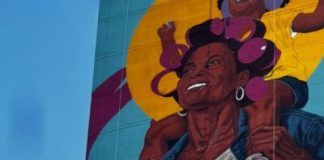 Angurria pinta en el Bronx el mural más alto de Estados Unidos: una mujer en rolos a 29 pisos de altura angurria-pinta-en-el-bronx-el-mural-mas-alto-de-estados-unidos:-una-mujer-en-rolos-a-29-pisos-de-altura