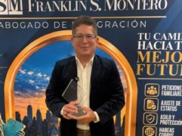 Iván Ruiz recibe premio internacional en Miami por su trayectoria en la TV y por la serie «La Familia Espejo» ivan-ruiz-recibe-premio-internacional-en-miami-por-su-trayectoria-en-la-tv-y-por-la-serie-«la-familia-espejo»
